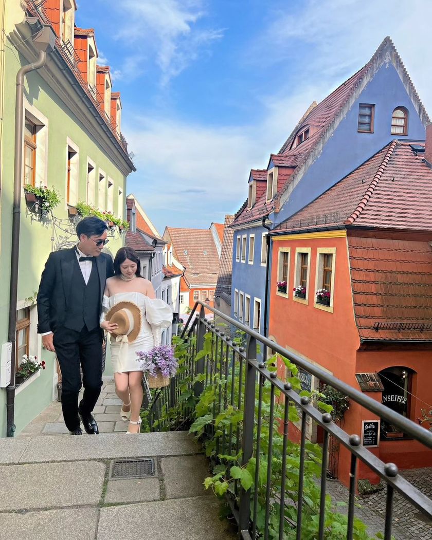 Like a movie protagonist. The wedding photos at the ancient castles in Germany are stunningly beautiful and truly admirable. 🇩🇪🏰にて紹介している画像