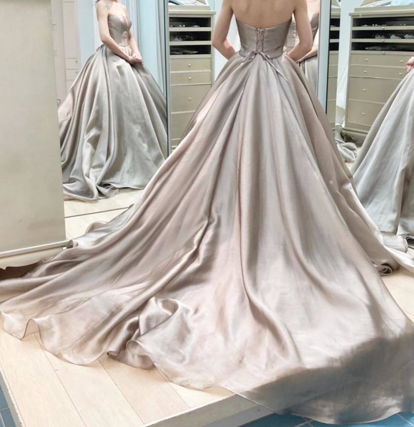 Fluttering sleeves + glossy gazar organza fabric is captivating ♡ The popular dress "Sonia" from L'Atelier Mariage.にて紹介している画像