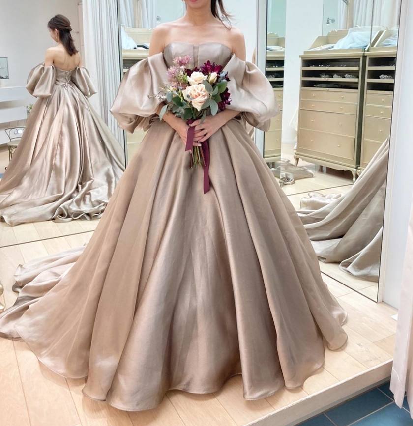 Fluttering sleeves + glossy gazar organza fabric is captivating ♡ The popular dress "Sonia" from L'Atelier Mariage.にて紹介している画像