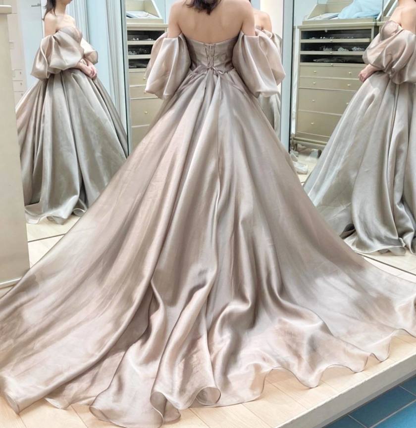 Fluttering sleeves + glossy gazar organza fabric is captivating ♡ The popular dress "Sonia" from L'Atelier Mariage.にて紹介している画像