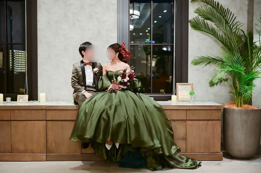 Fluttering sleeves + glossy gazar organza fabric is captivating ♡ The popular dress "Sonia" from L'Atelier Mariage.にて紹介している画像