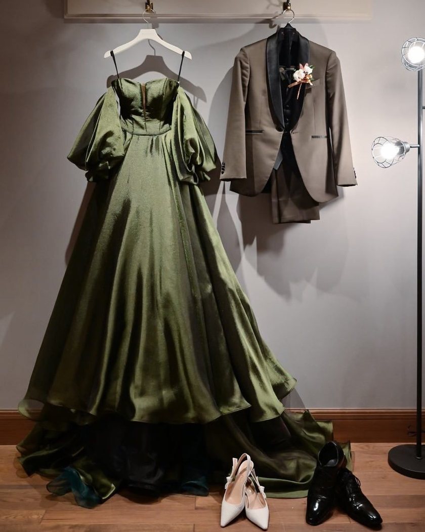 Fluttering sleeves + glossy gazar organza fabric is captivating ♡ The popular dress "Sonia" from L'Atelier Mariage.にて紹介している画像