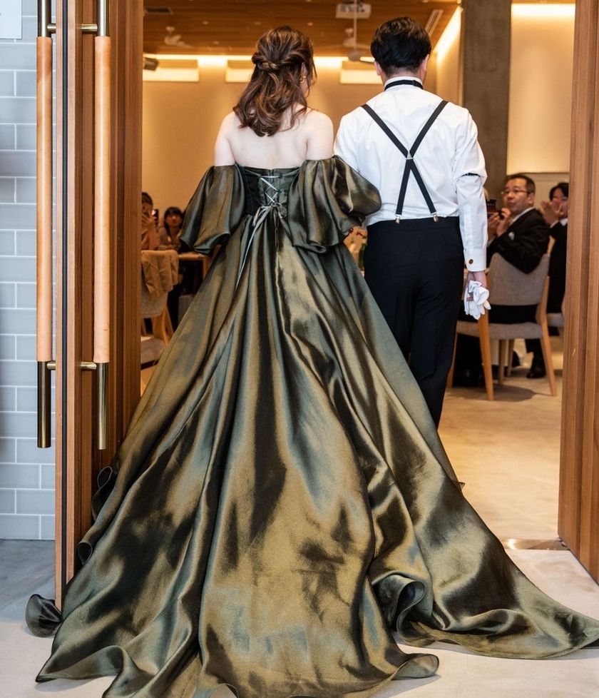 Fluttering sleeves + glossy gazar organza fabric is captivating ♡ The popular dress "Sonia" from L'Atelier Mariage.にて紹介している画像