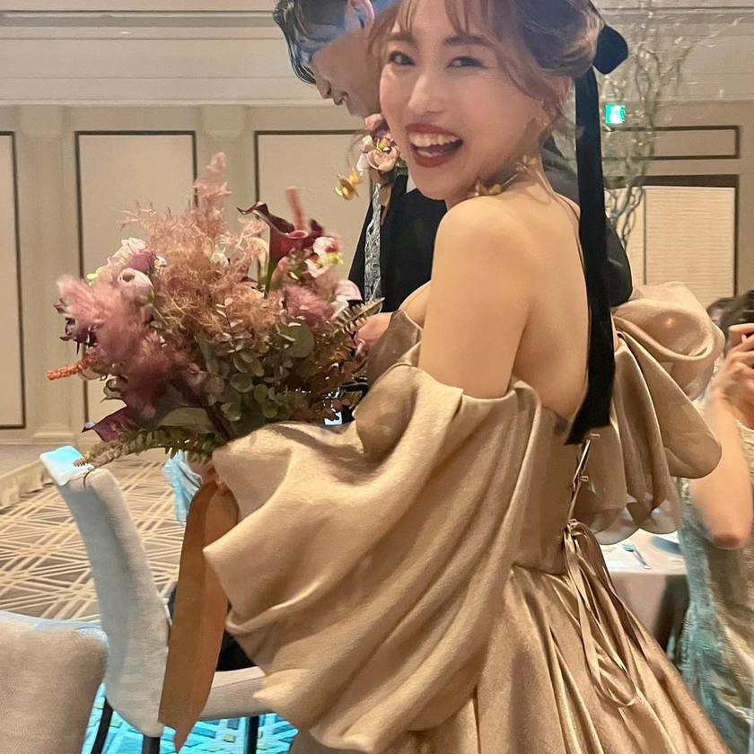 Fluttering sleeves + glossy gazar organza fabric is captivating ♡ The popular dress "Sonia" from L'Atelier Mariage.にて紹介している画像