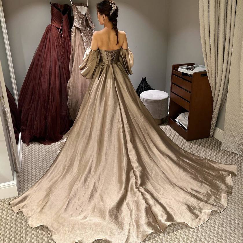 Fluttering sleeves + glossy gazar organza fabric is captivating ♡ The popular dress "Sonia" from L'Atelier Mariage.にて紹介している画像