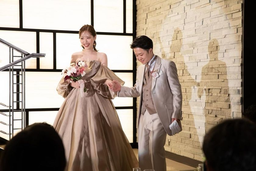 Fluttering sleeves + glossy gazar organza fabric is captivating ♡ The popular dress "Sonia" from L'Atelier Mariage.にて紹介している画像