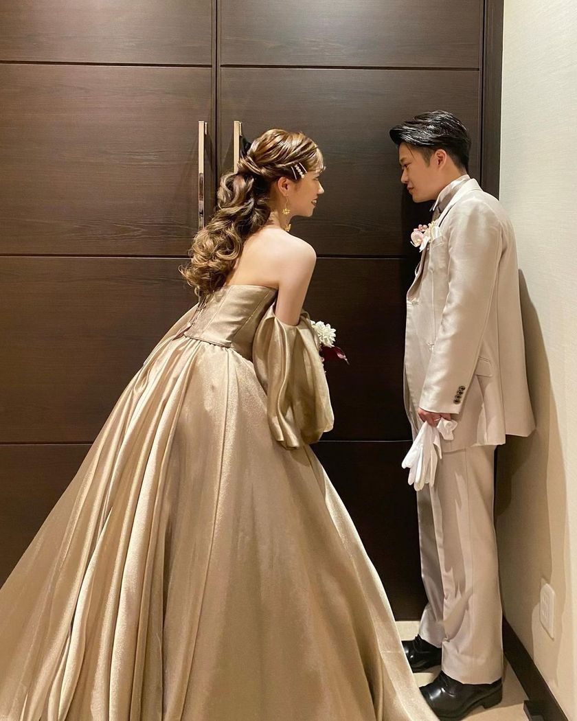 Fluttering sleeves + glossy gazar organza fabric is captivating ♡ The popular dress "Sonia" from L'Atelier Mariage.にて紹介している画像