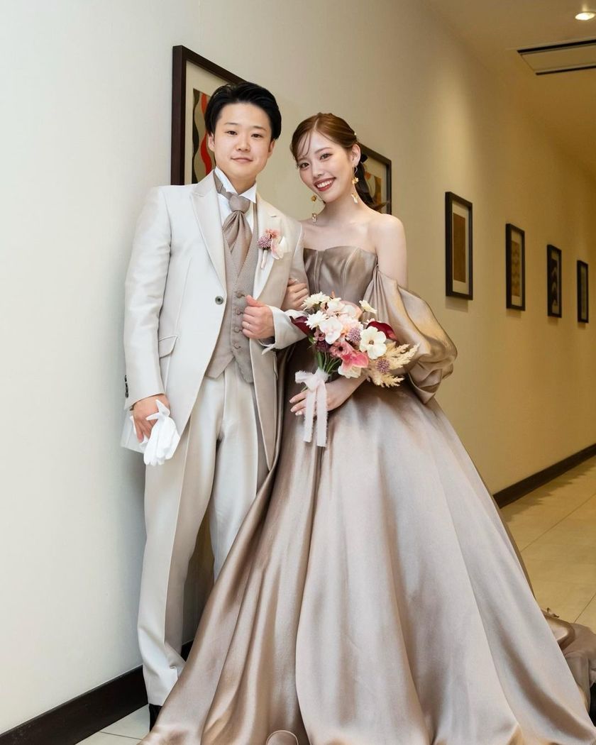 Fluttering sleeves + glossy gazar organza fabric is captivating ♡ The popular dress "Sonia" from L'Atelier Mariage.にて紹介している画像