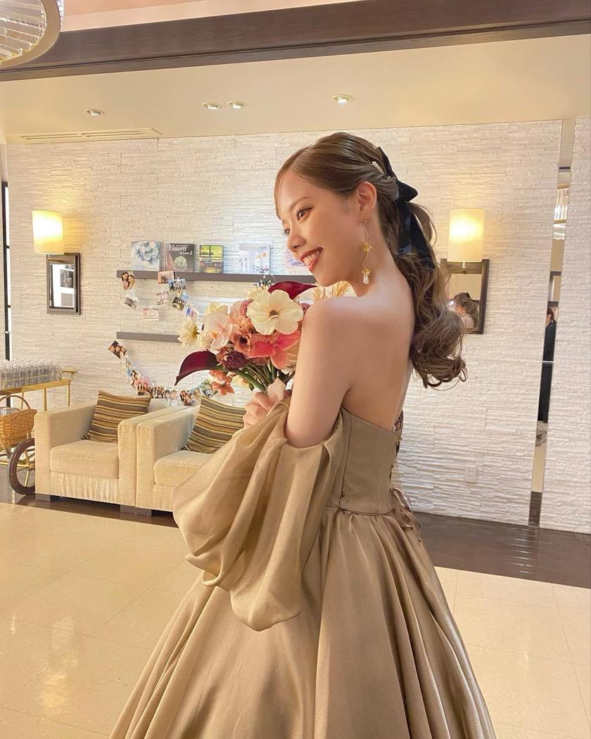 Fluttering sleeves + glossy gazar organza fabric is captivating ♡ The popular dress "Sonia" from L'Atelier Mariage.にて紹介している画像