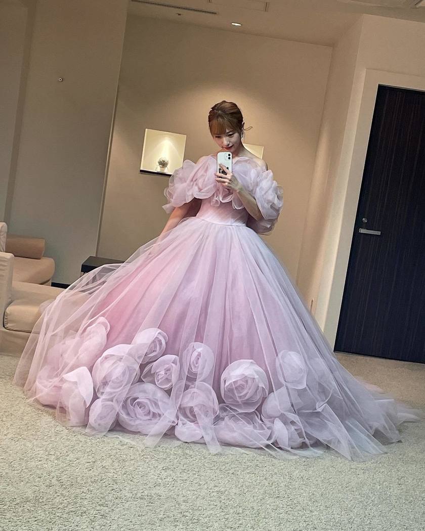 ふわっふわで可愛い、トレンドの形☁️ボリュームたっぷりオフショルダーのドレス特集🪄にて紹介している画像
