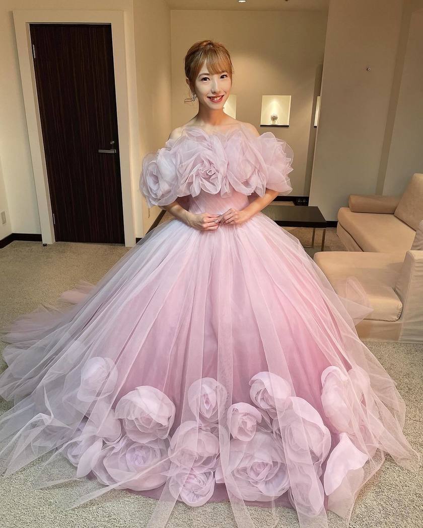 ふわっふわで可愛い、トレンドの形☁️ボリュームたっぷりオフショルダーのドレス特集🪄にて紹介している画像