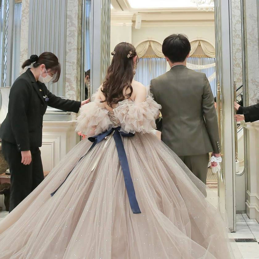 ふわっふわで可愛い、トレンドの形☁️ボリュームたっぷりオフショルダーのドレス特集🪄にて紹介している画像