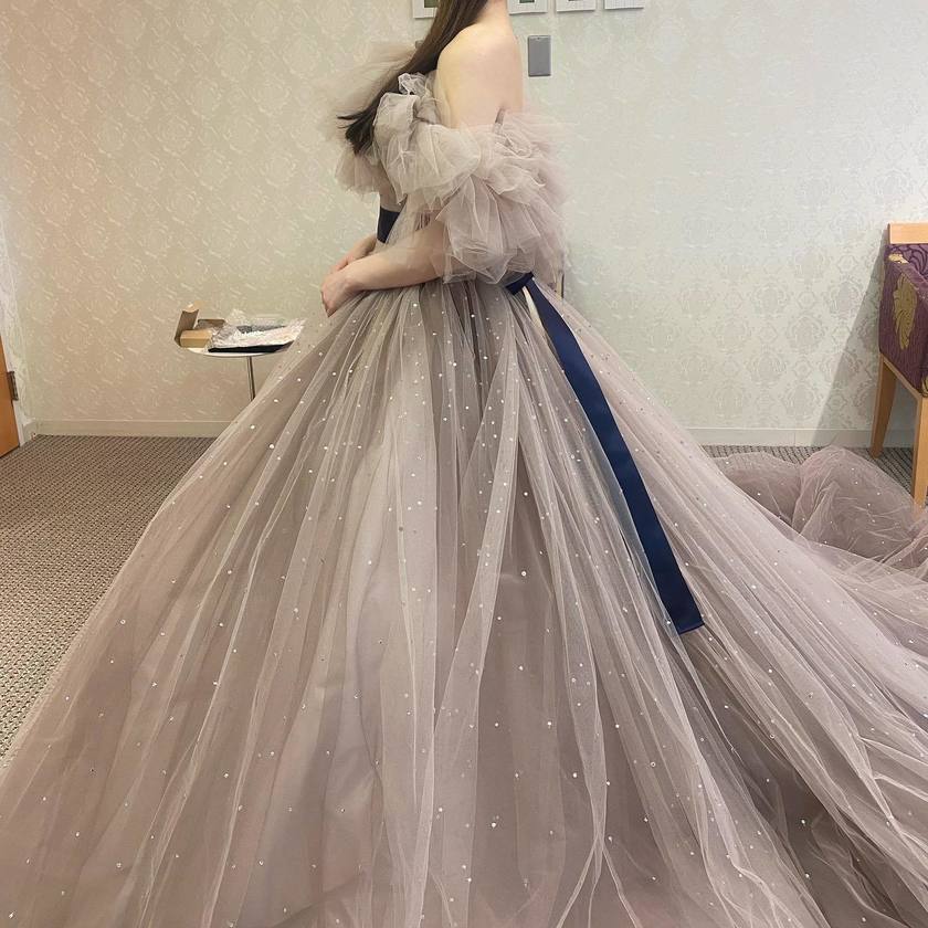 ふわっふわで可愛い、トレンドの形☁️ボリュームたっぷりオフショルダーのドレス特集🪄にて紹介している画像
