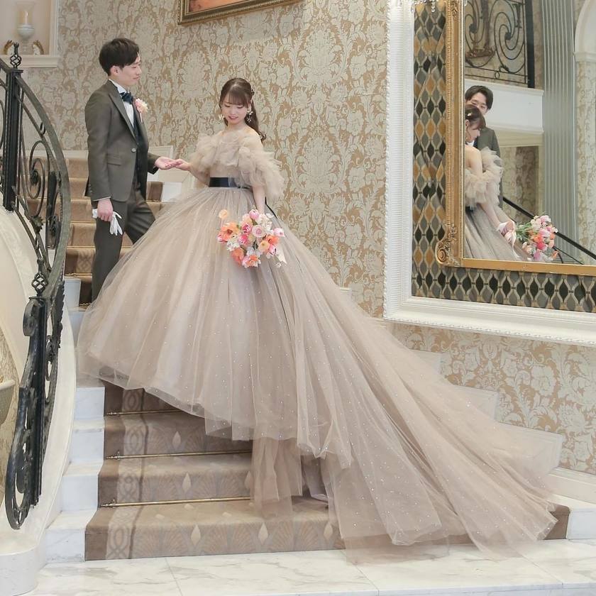 ふわっふわで可愛い、トレンドの形☁️ボリュームたっぷりオフショルダーのドレス特集🪄にて紹介している画像