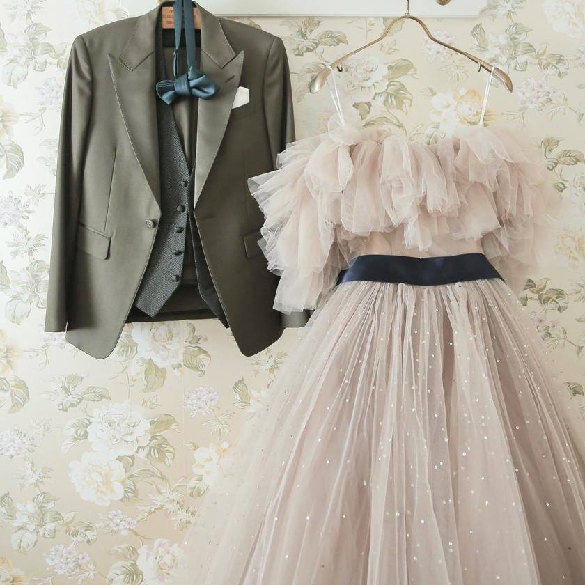 ふわっふわで可愛い、トレンドの形☁️ボリュームたっぷりオフショルダーのドレス特集🪄にて紹介している画像