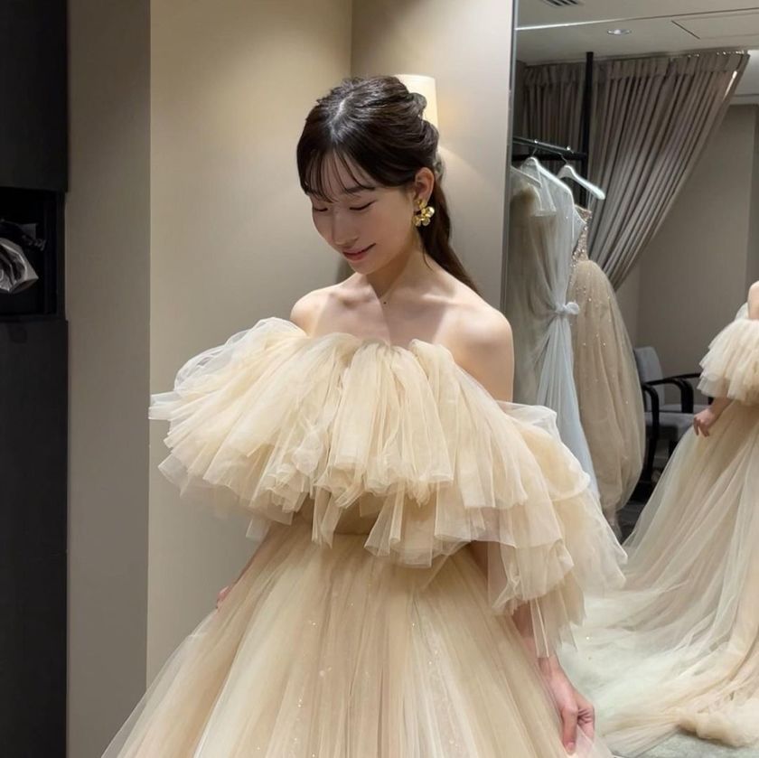 ふわっふわで可愛い、トレンドの形☁️ボリュームたっぷりオフショルダーのドレス特集🪄にて紹介している画像