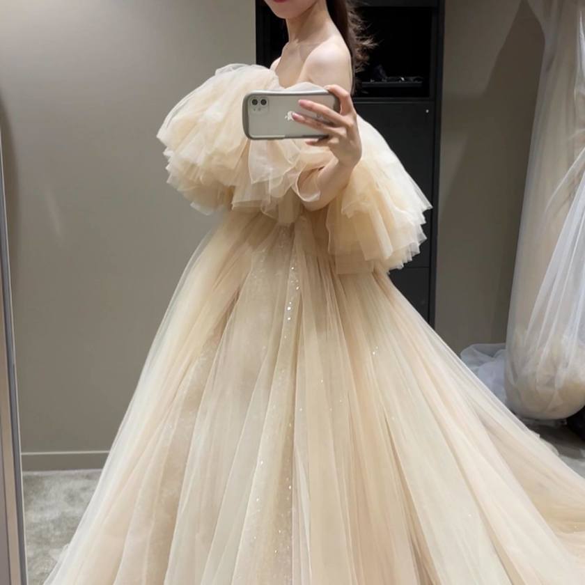 ふわっふわで可愛い、トレンドの形☁️ボリュームたっぷりオフショルダーのドレス特集🪄にて紹介している画像