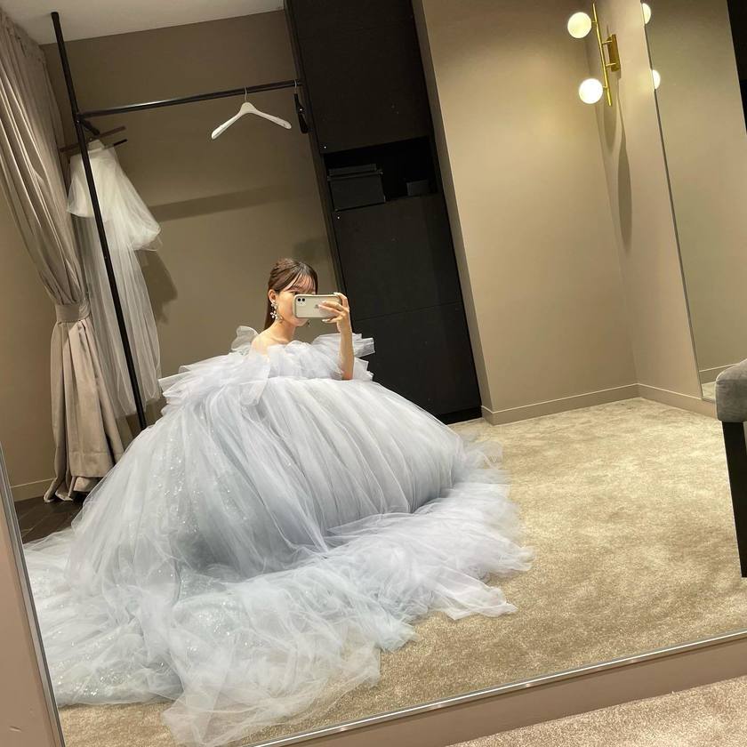 ふわっふわで可愛い、トレンドの形☁️ボリュームたっぷりオフショルダーのドレス特集🪄にて紹介している画像