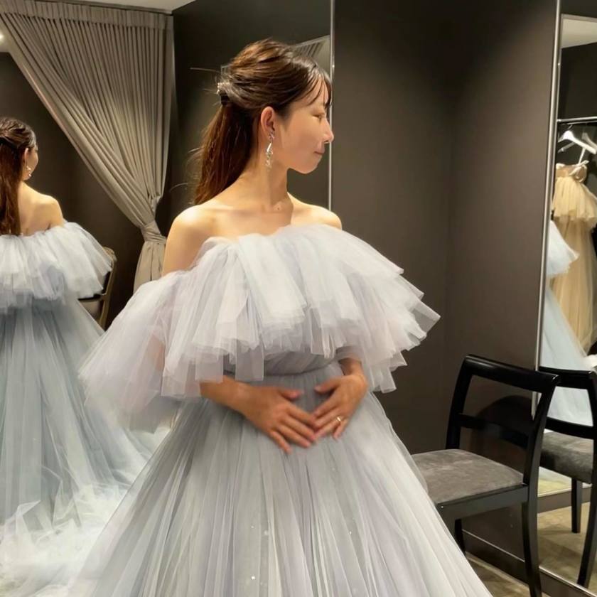 ふわっふわで可愛い、トレンドの形☁️ボリュームたっぷりオフショルダーのドレス特集🪄にて紹介している画像