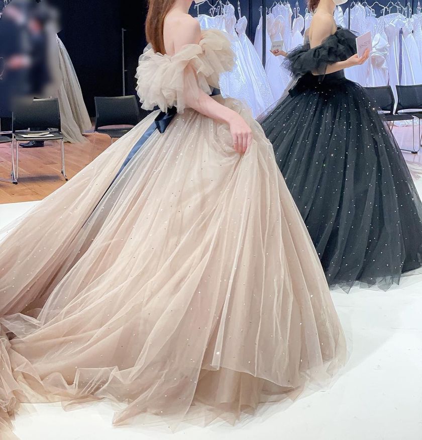 ふわっふわで可愛い、トレンドの形☁️ボリュームたっぷりオフショルダーのドレス特集🪄にて紹介している画像