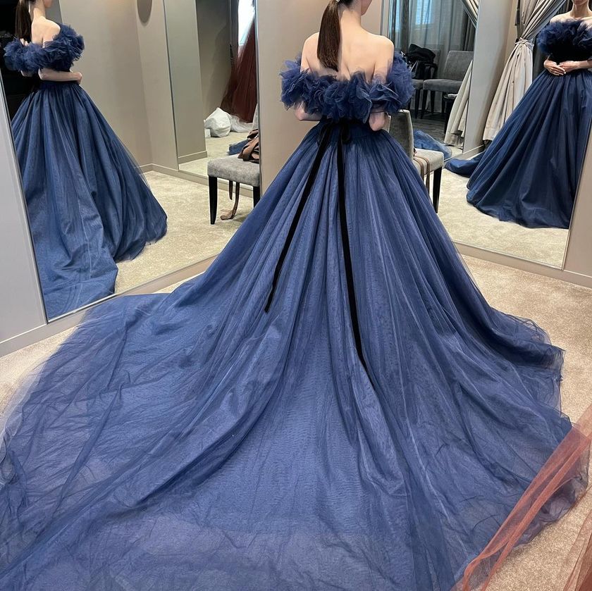 ふわっふわで可愛い、トレンドの形☁️ボリュームたっぷりオフショルダーのドレス特集🪄にて紹介している画像
