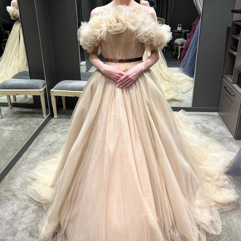 ふわっふわで可愛い、トレンドの形☁️ボリュームたっぷりオフショルダーのドレス特集🪄にて紹介している画像