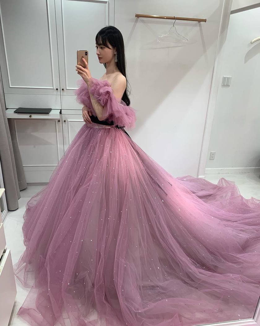 ふわっふわで可愛い、トレンドの形☁️ボリュームたっぷりオフショルダーのドレス特集🪄にて紹介している画像
