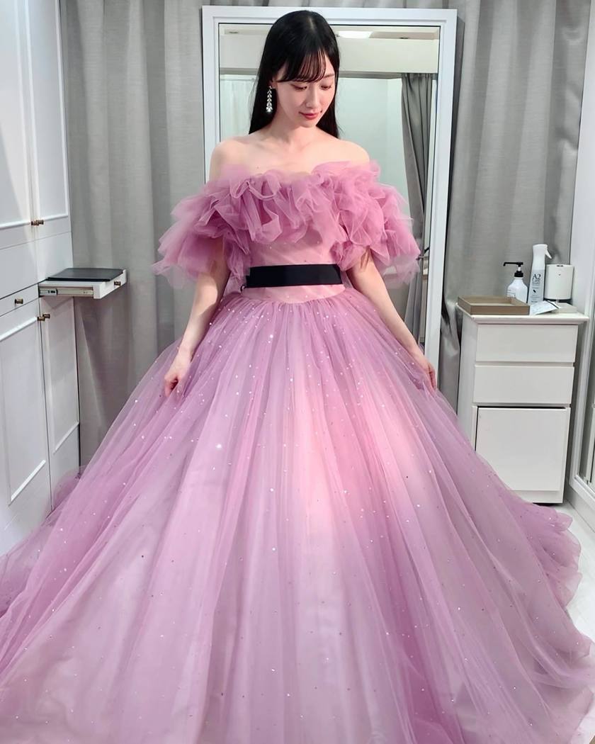 ふわっふわで可愛い、トレンドの形☁️ボリュームたっぷりオフショルダーのドレス特集🪄にて紹介している画像
