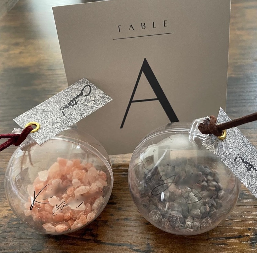実用的で見た目も可愛い🤍カプセル・オーナメント席札に【バスソルト】を入れるアイデア🪞にて紹介している画像