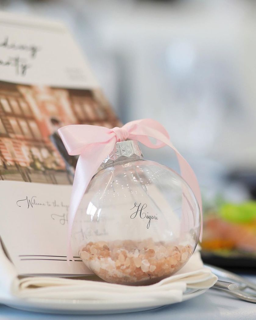 実用的で見た目も可愛い🤍カプセル・オーナメント席札に【バスソルト】を入れるアイデア🪞にて紹介している画像