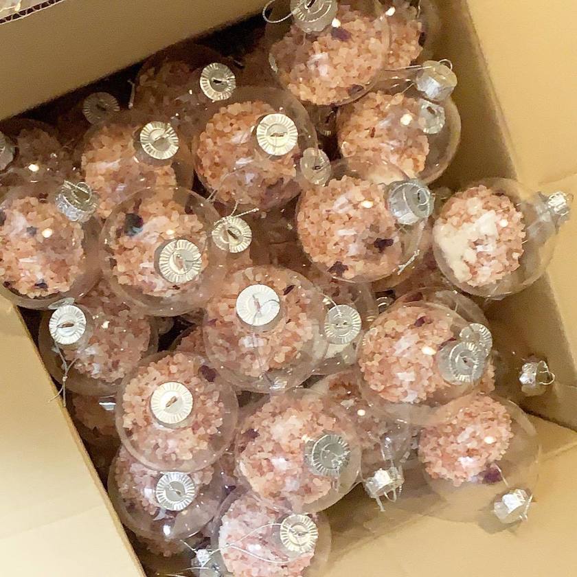 実用的で見た目も可愛い🤍カプセル・オーナメント席札に【バスソルト】を入れるアイデア🪞にて紹介している画像