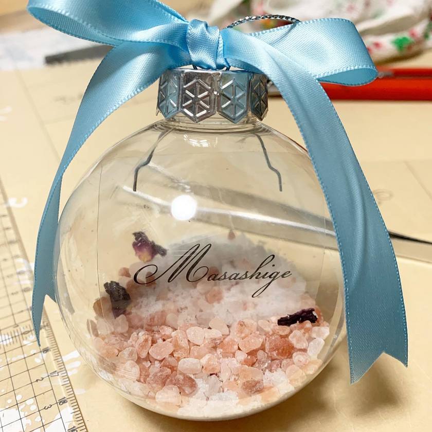 実用的で見た目も可愛い🤍カプセル・オーナメント席札に【バスソルト】を入れるアイデア🪞にて紹介している画像