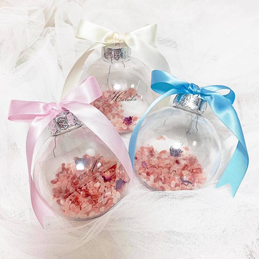 実用的で見た目も可愛い🤍カプセル・オーナメント席札に【バスソルト】を入れるアイデア🪞にて紹介している画像