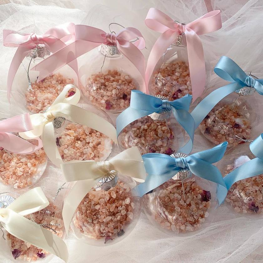 実用的で見た目も可愛い🤍カプセル・オーナメント席札に【バスソルト】を入れるアイデア🪞にて紹介している画像