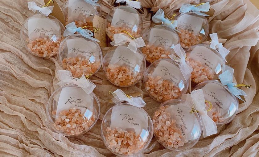 実用的で見た目も可愛い🤍カプセル・オーナメント席札に【バスソルト】を入れるアイデア🪞にて紹介している画像