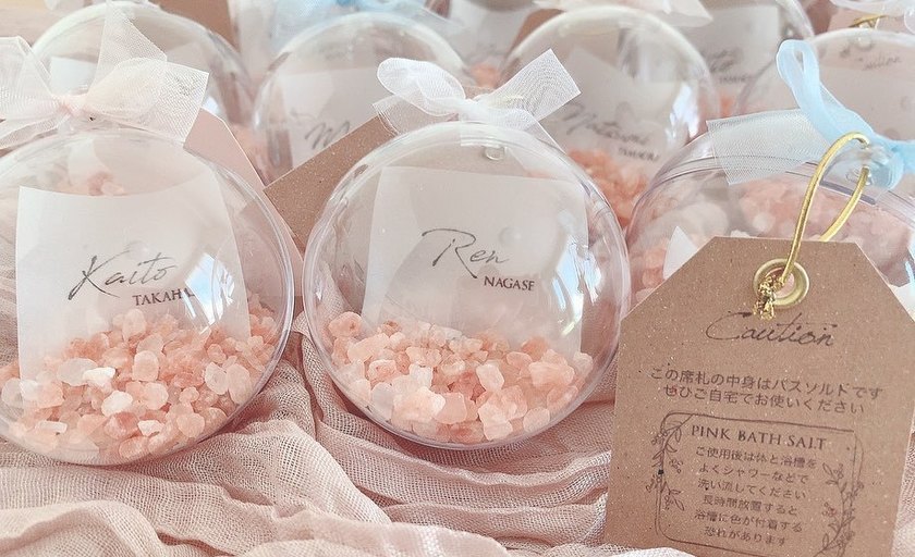 実用的で見た目も可愛い🤍カプセル・オーナメント席札に【バスソルト】を入れるアイデア🪞にて紹介している画像