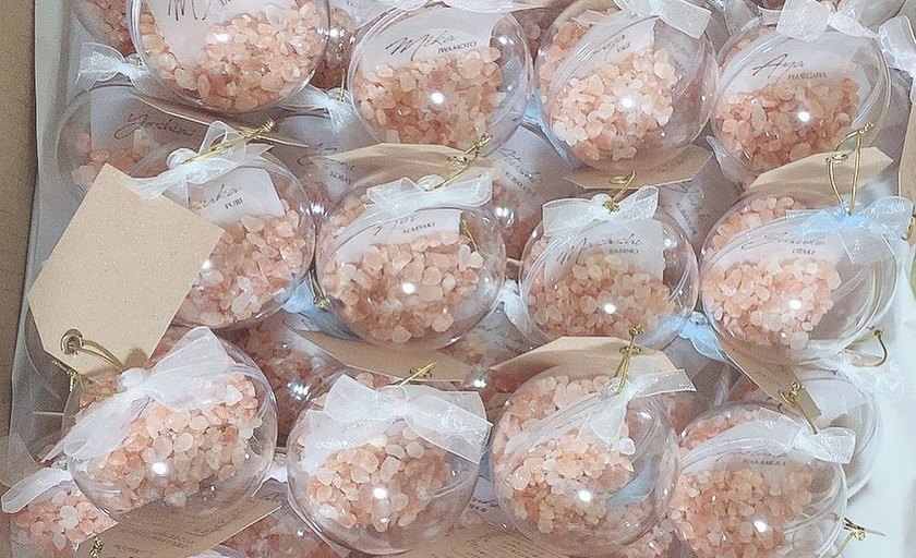 実用的で見た目も可愛い🤍カプセル・オーナメント席札に【バスソルト】を入れるアイデア🪞にて紹介している画像