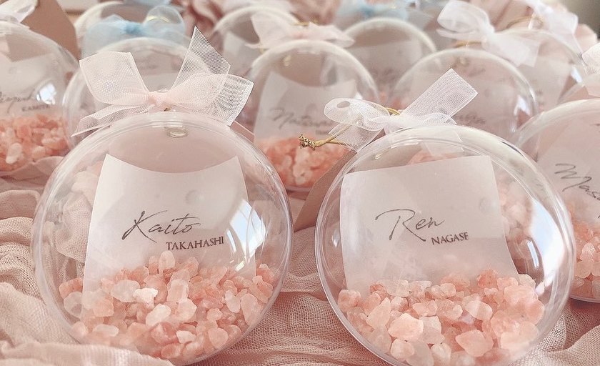 実用的で見た目も可愛い🤍カプセル・オーナメント席札に【バスソルト】を入れるアイデア🪞にて紹介している画像