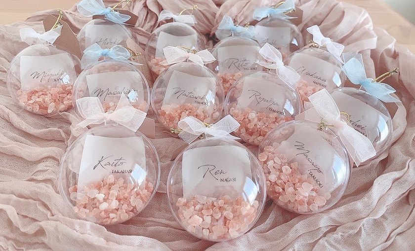 実用的で見た目も可愛い🤍カプセル・オーナメント席札に【バスソルト】を入れるアイデア🪞にて紹介している画像