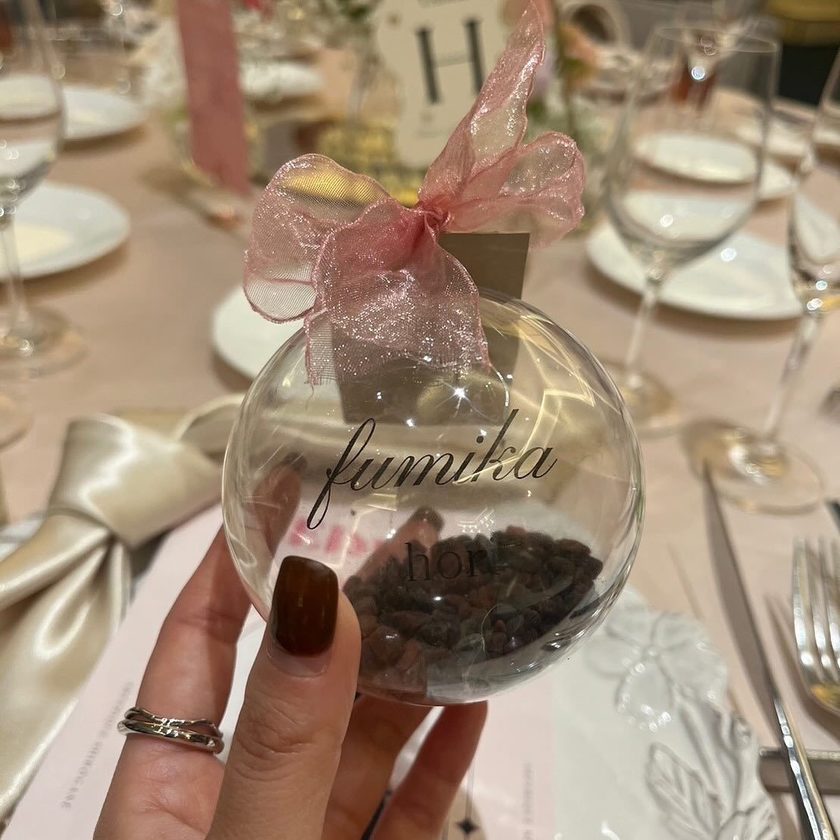 実用的で見た目も可愛い🤍カプセル・オーナメント席札に【バスソルト】を入れるアイデア🪞にて紹介している画像