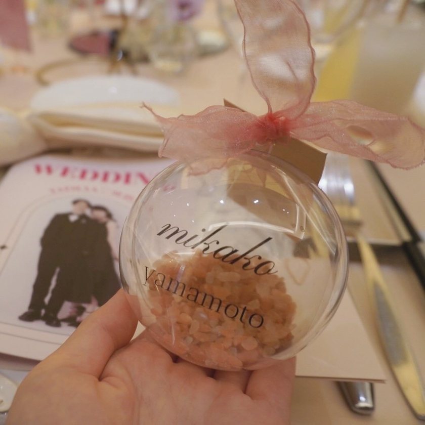 実用的で見た目も可愛い🤍カプセル・オーナメント席札に【バスソルト】を入れるアイデア🪞にて紹介している画像