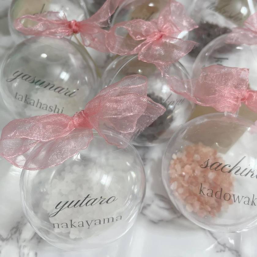 実用的で見た目も可愛い🤍カプセル・オーナメント席札に【バスソルト】を入れるアイデア🪞にて紹介している画像
