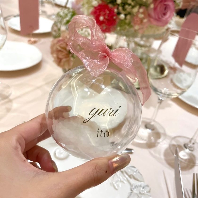 実用的で見た目も可愛い🤍カプセル・オーナメント席札に【バスソルト】を入れるアイデア🪞にて紹介している画像