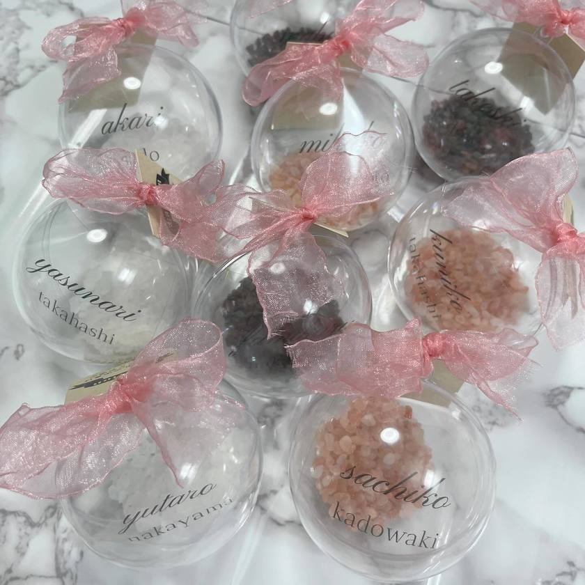 実用的で見た目も可愛い🤍カプセル・オーナメント席札に【バスソルト】を入れるアイデア🪞にて紹介している画像