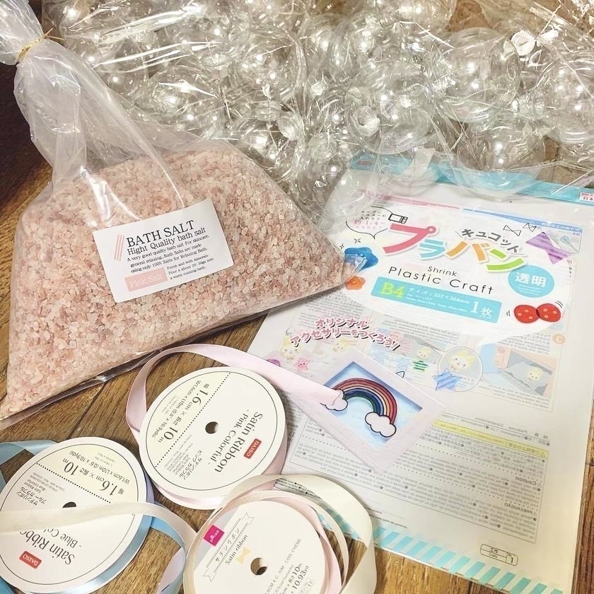 実用的で見た目も可愛い🤍カプセル・オーナメント席札に【バスソルト】を入れるアイデア🪞にて紹介している画像