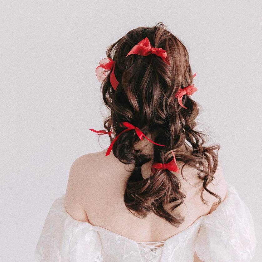 Trendy Slim Satin Ribbons ♡ 19 Cute Bridal Hair Ribbon Arrangements for 2023-2024にて紹介している画像