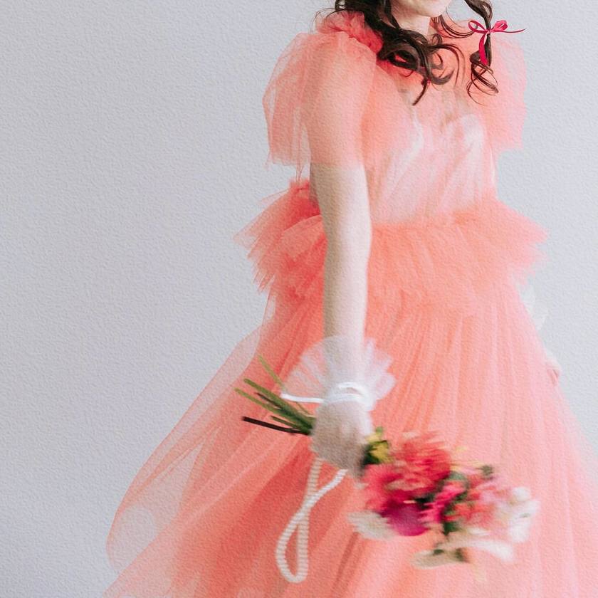 Trendy Slim Satin Ribbons ♡ 19 Cute Bridal Hair Ribbon Arrangements for 2023-2024にて紹介している画像