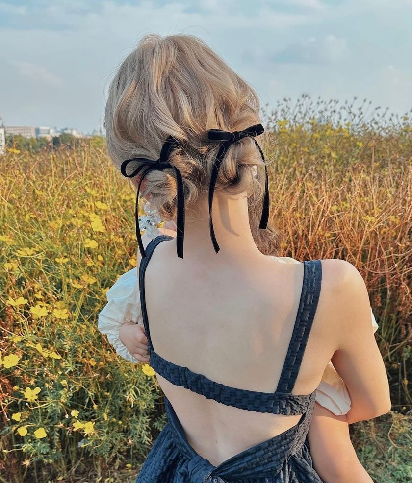 Trendy Slim Satin Ribbons ♡ 19 Cute Bridal Hair Ribbon Arrangements for 2023-2024にて紹介している画像