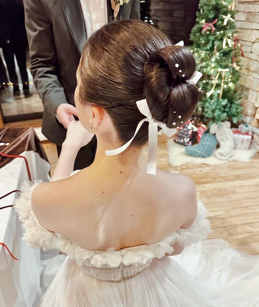 Trendy Slim Satin Ribbons ♡ 19 Cute Bridal Hair Ribbon Arrangements for 2023-2024にて紹介している画像