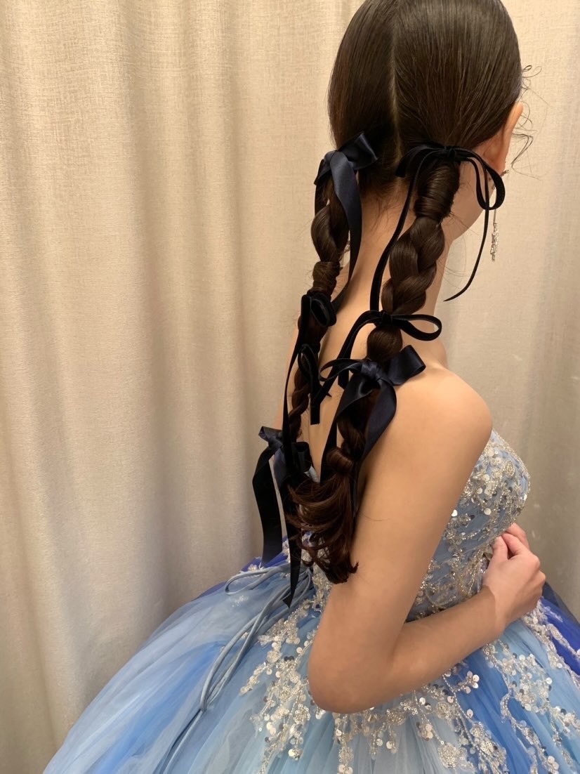 Trendy Slim Satin Ribbons ♡ 19 Cute Bridal Hair Ribbon Arrangements for 2023-2024にて紹介している画像
